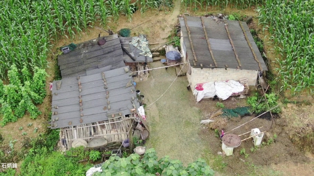 這裡的農民住著原始般的土房、瓦房，他們家徒四壁，過著簡陋的生活