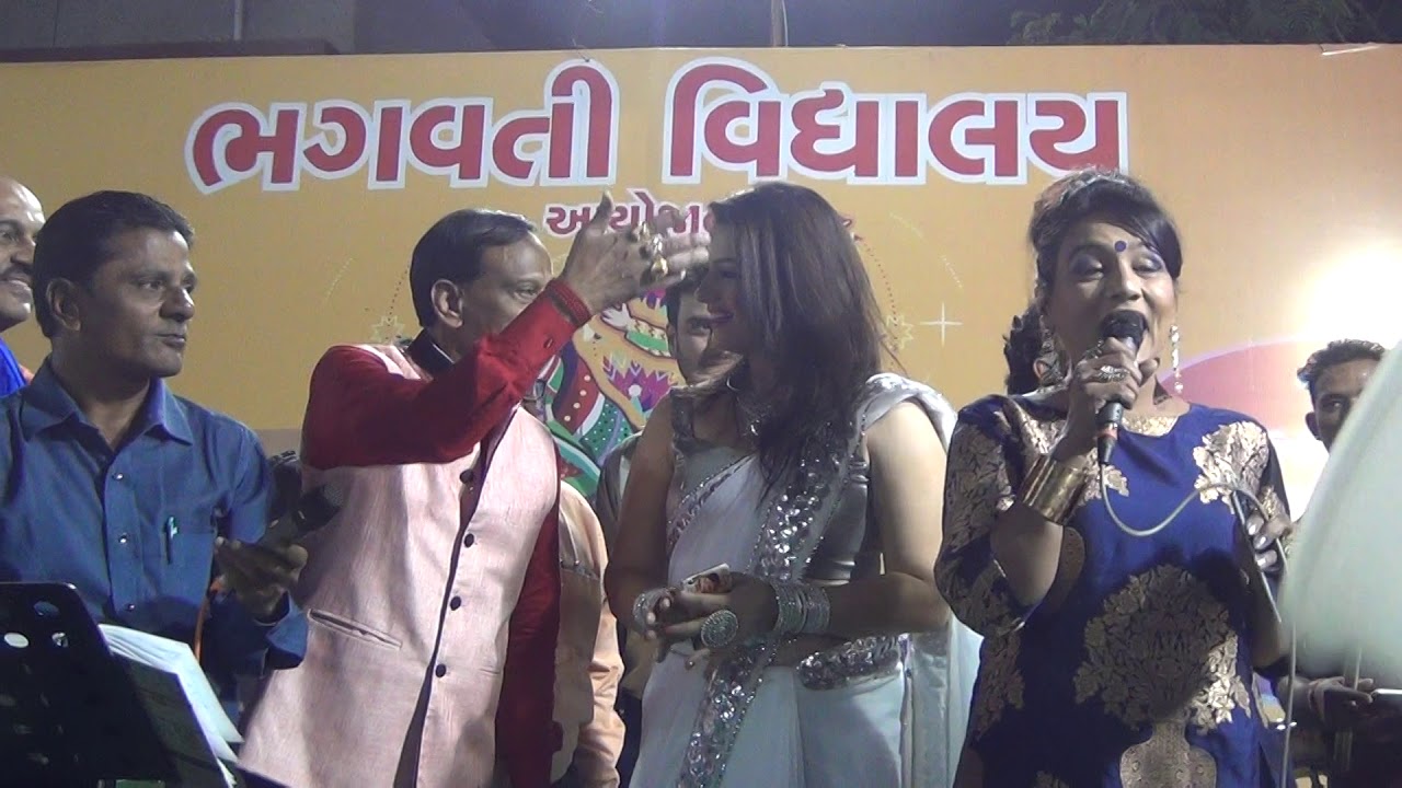 00007   आंखोदेखि  न्यूज़ *****   गरबा खेलने  आयी गुलफाम कली अहमदाबाद
