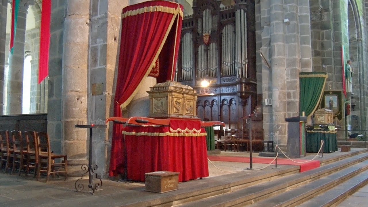 LE DORAT, Collégiale du XIIème siècle en Limousin.