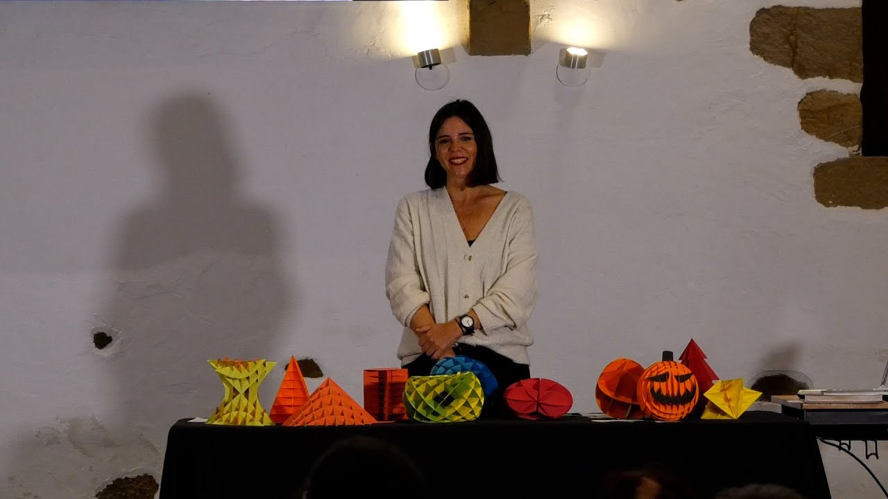 María García Monera - Esculturas geométricas con papel y tijeras