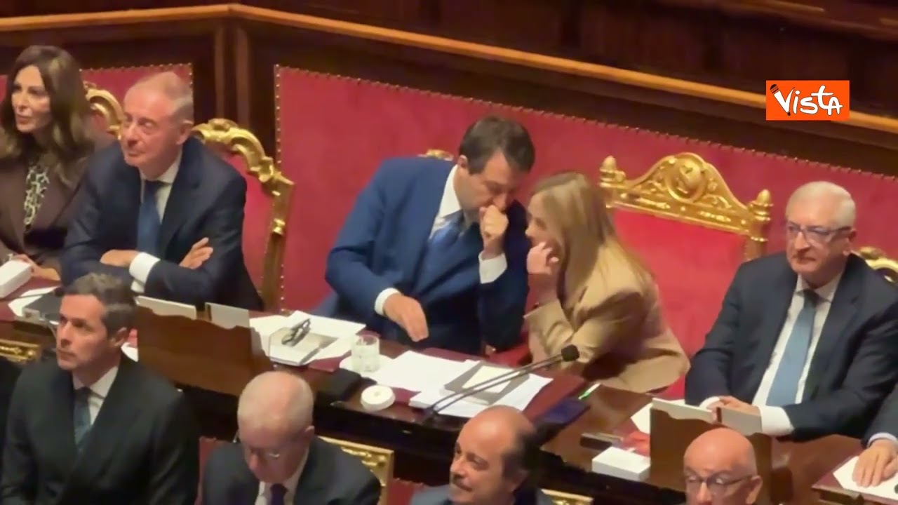 Meloni e Salvini parlano tra loro sui banchi del Governo in Aula al Senato