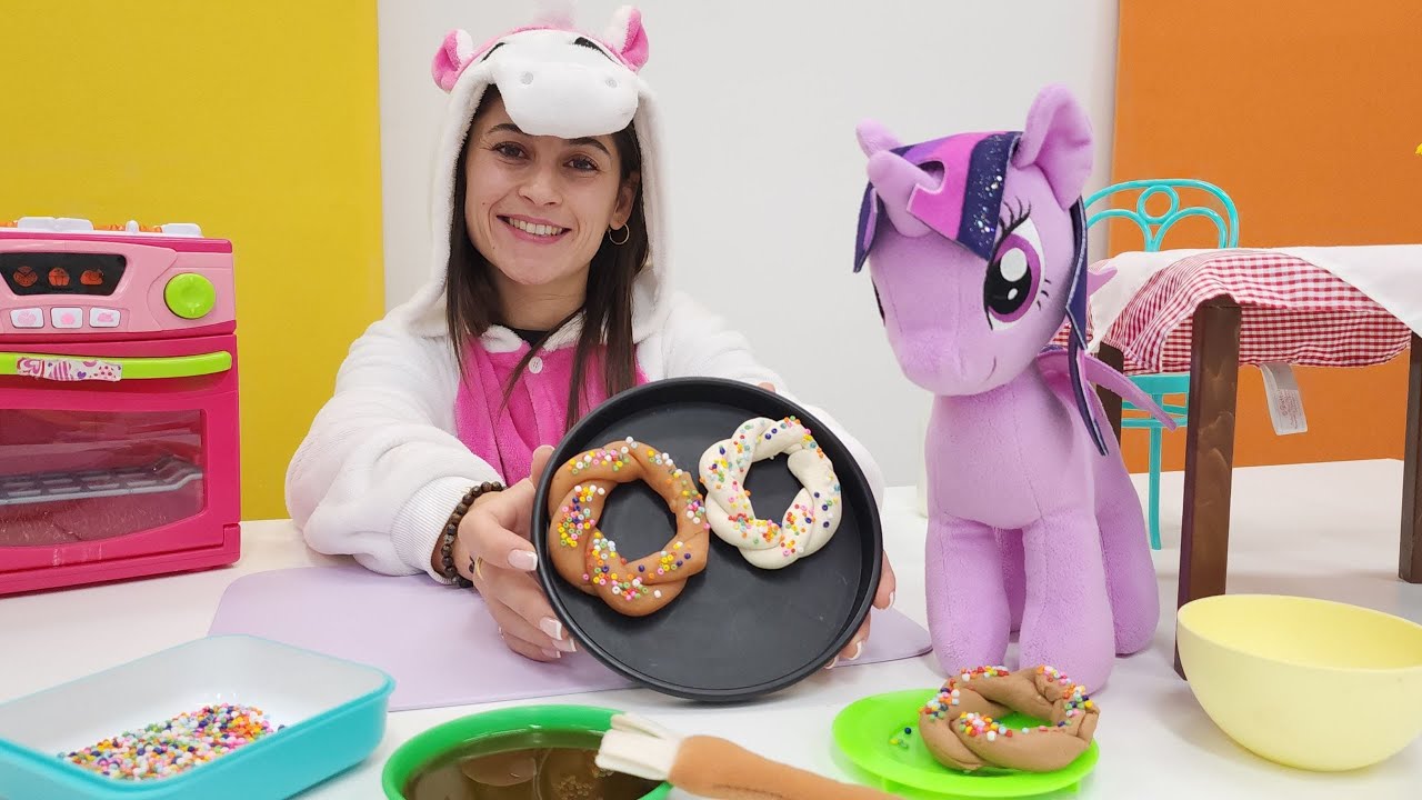 Unicorn kafe - YENİ bölüm! Sparkle için çıtır simit yapıyoruz. Çocuklar için yemek yapma oyunları!