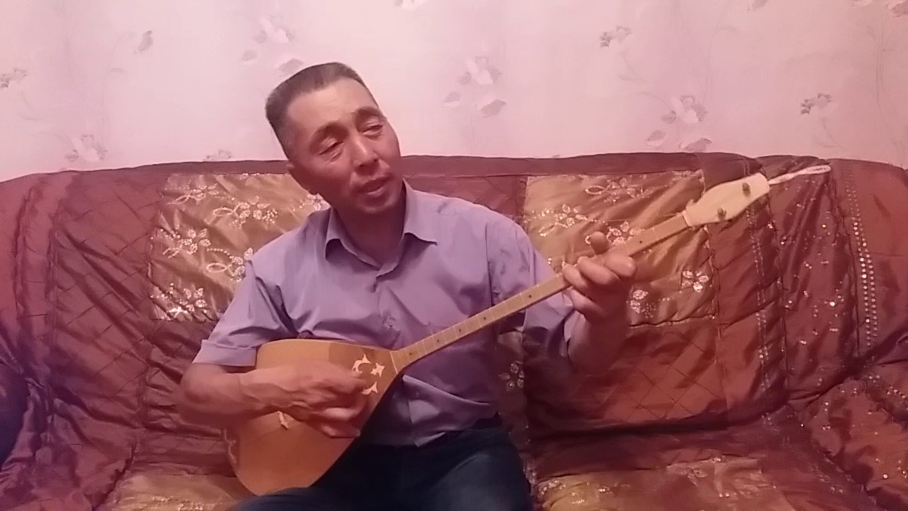 орындап жаткан Акан сери ауылынын тумасы Т.Ануарбек