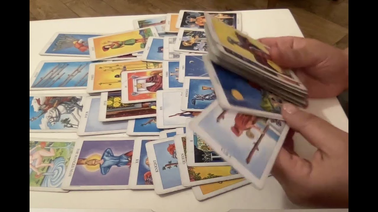 دوست على قلبك❤️وهو مسك قلبه💔خايف مرعوب متجنن لحسن تكون لقيت طريق تانى هيكلمك📱 ترقبه