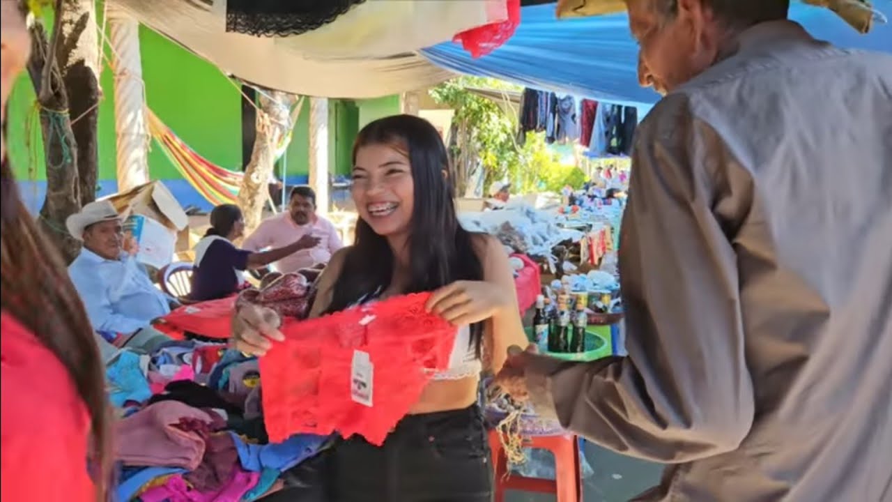 🛑El Viejon Comprandole Calzones alas Chicas😍/El Buen Salvadoreño 