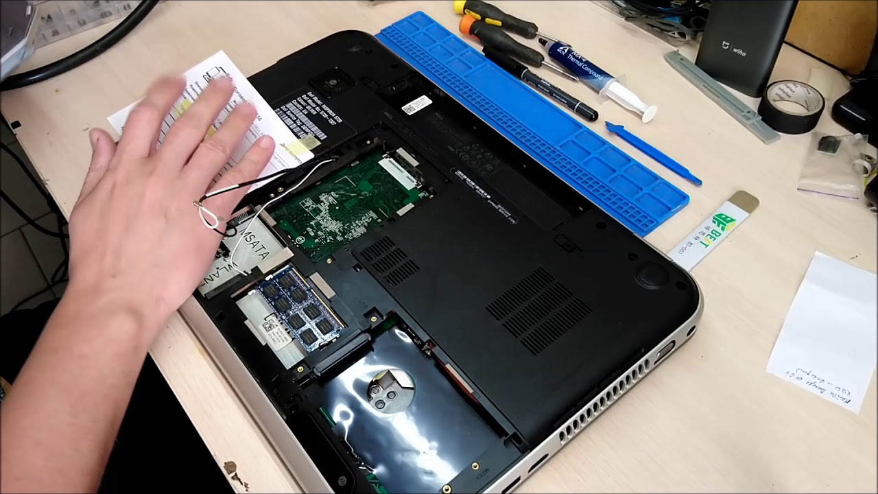 Апгрейд ноутбука в Броварах: Dell Inspirion 5720 - Разборка, чистка от пыли, замена процессора.