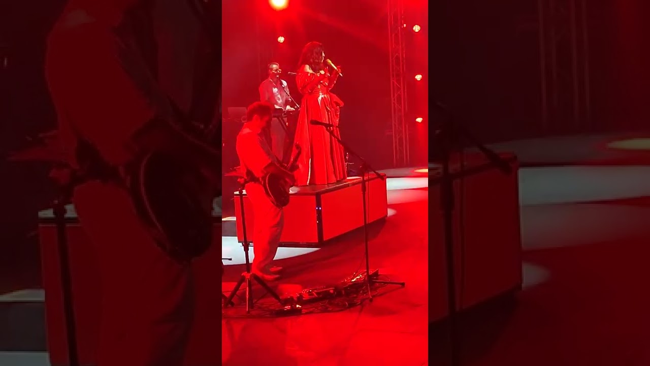 'Tu falta de querer' de @Monlaferte en Caracas. 25/9 de 2022 en el Teatro Teresa Carreño.