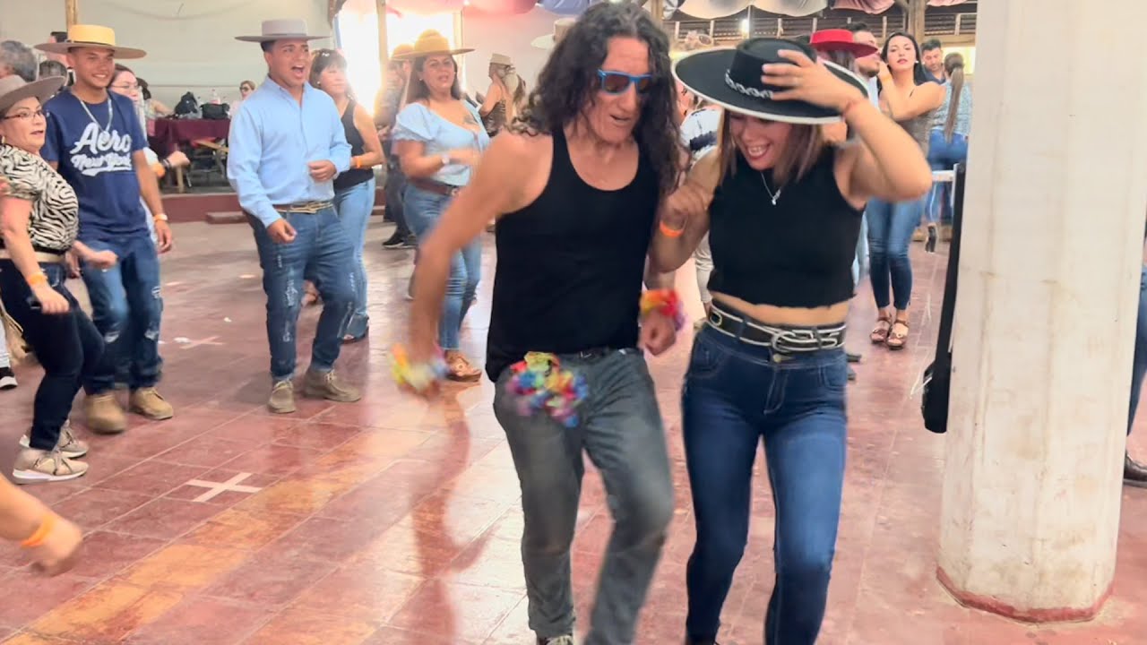 Tremendo baile que se mand&oacute; el palomo junto a Pilar la rancherita -  Los tremendos laureles