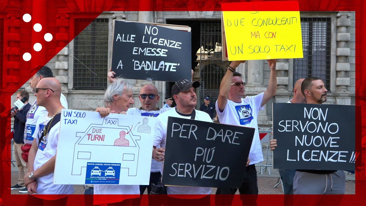 Milano, protesta tassisti davanti a Palazzo Marino: 