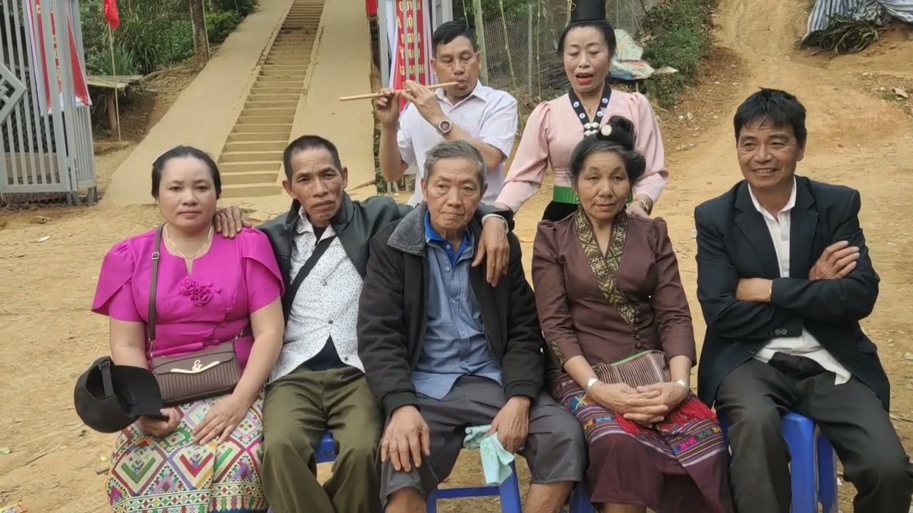 Ông bà cơ mường Lào ma dàm ông xiến quỹ bản xanh, lò lợi khắp chôm muôn 