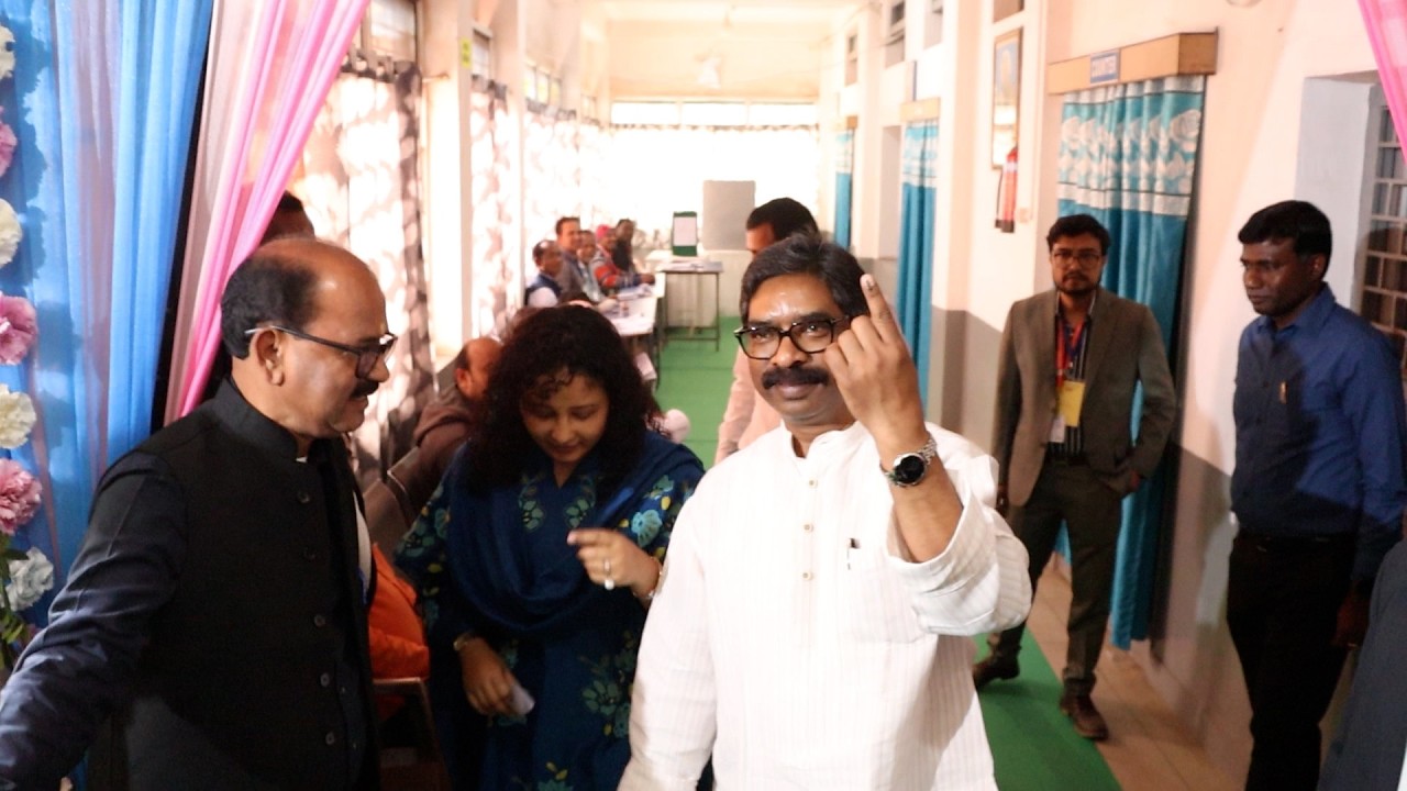 CM हेमंत सोरेन ने पत्नी कल्पना के साथ किया मतदान, लोकतंत्र के महापर्व पर बढ़-चढ़कर भागीदारी की अपील