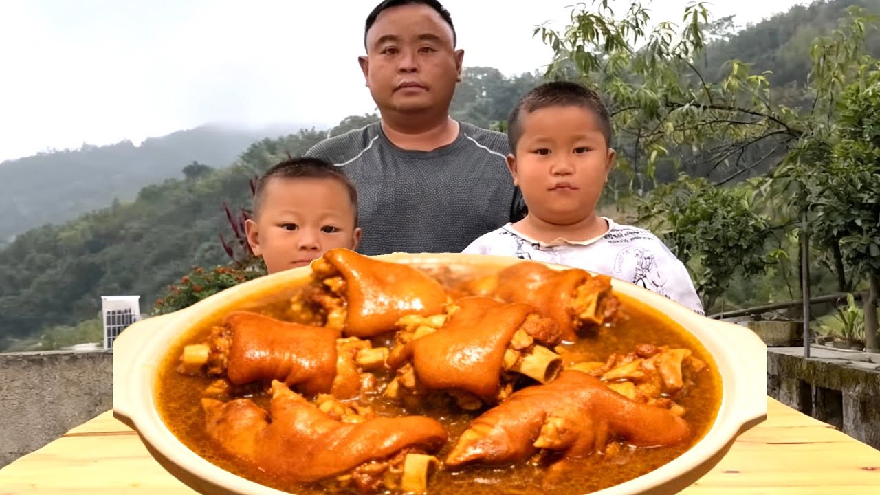 懂事儿子会主动帮爸爸分担手里的重物，还会给爸爸洗鞋子，真是太孝顺了！#亲子 #萌娃 #美食 #农村
