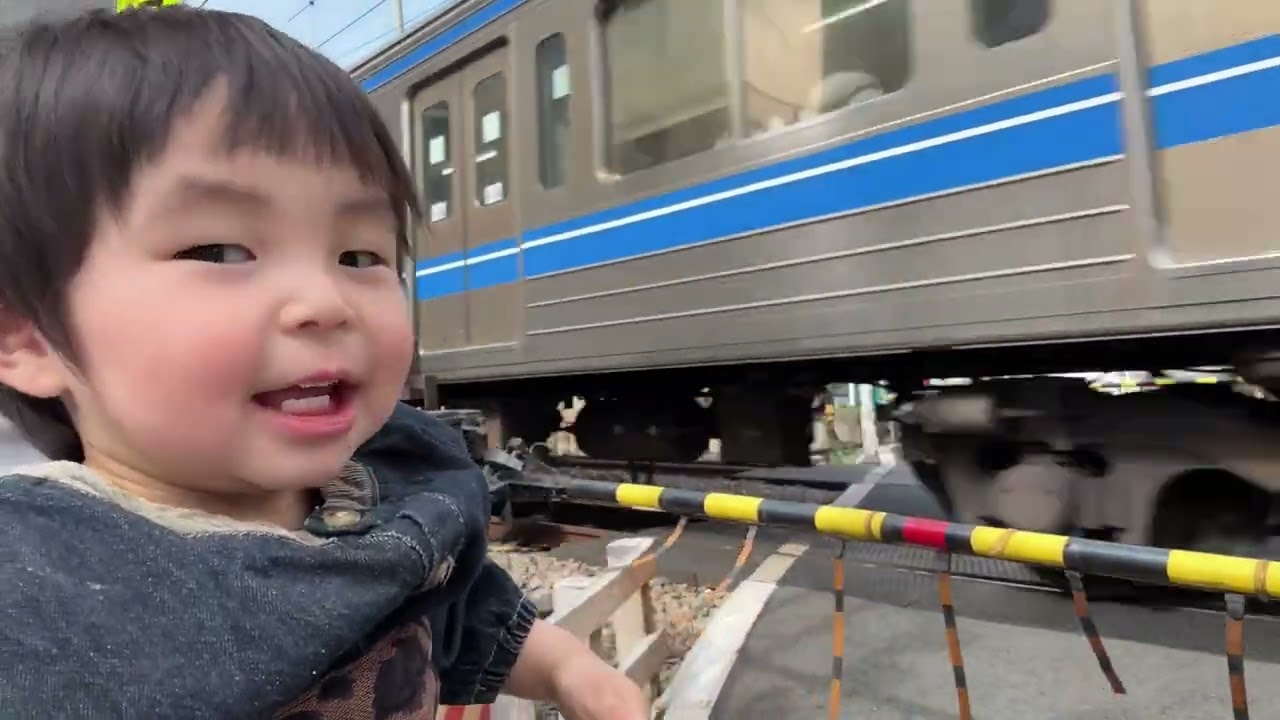 [1歳6ヶ月]② 踏切カンカン カン♪