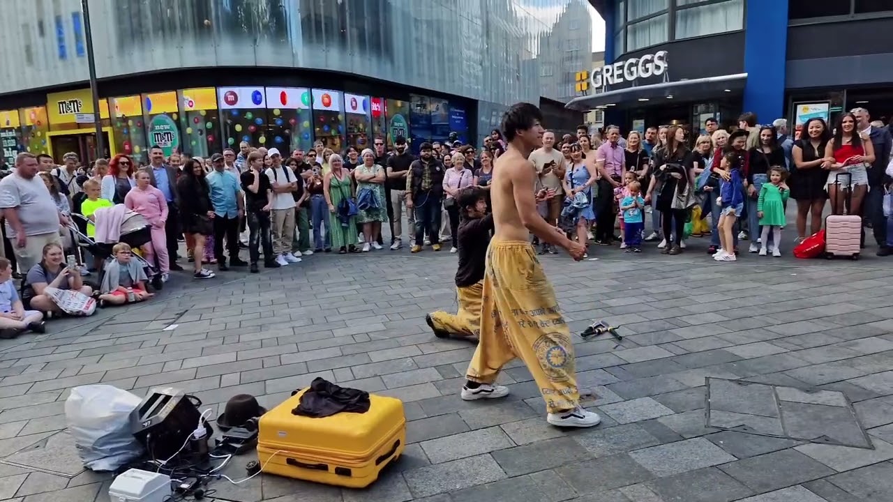 JAPANESE STREET PERFORMERS in PICADILLY LONDON