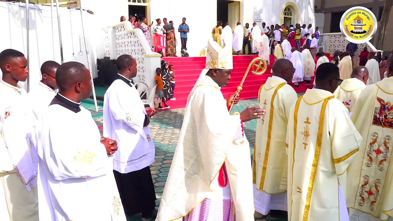 ASKOFU MKUU, MAPADRE WA JIMBO KUU LA MWANZA WAKIANDAMANA KUELEKEA MISA YA KUBARIKI MAFUTA - BUGANDO