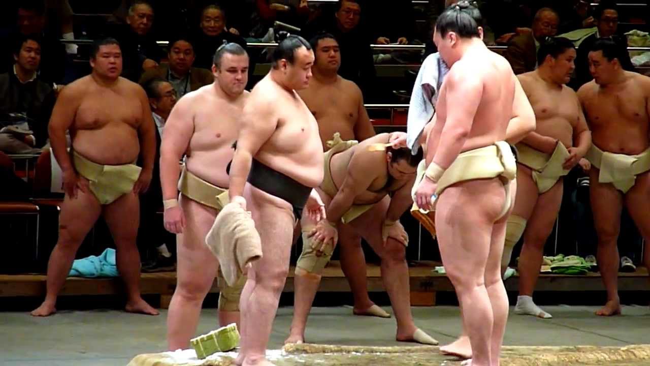 白鵬、新小結の若荒雄をかわいがる（平成23年12月、公開稽古総見）
