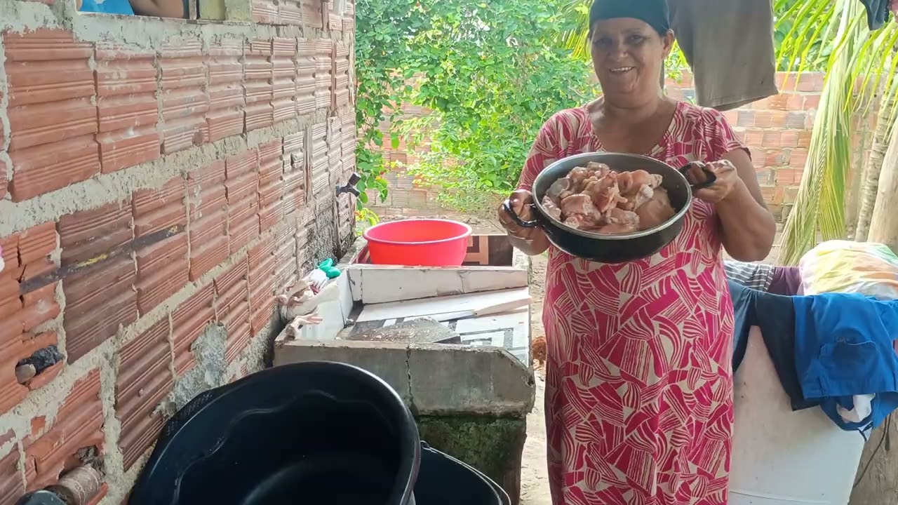 18 de fevereiro de 2026 Boa tarde meu povo cuidando do frango para janta