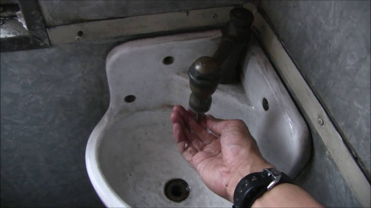 今なお健在　大鐵の旧客・垂れ流しトイレ