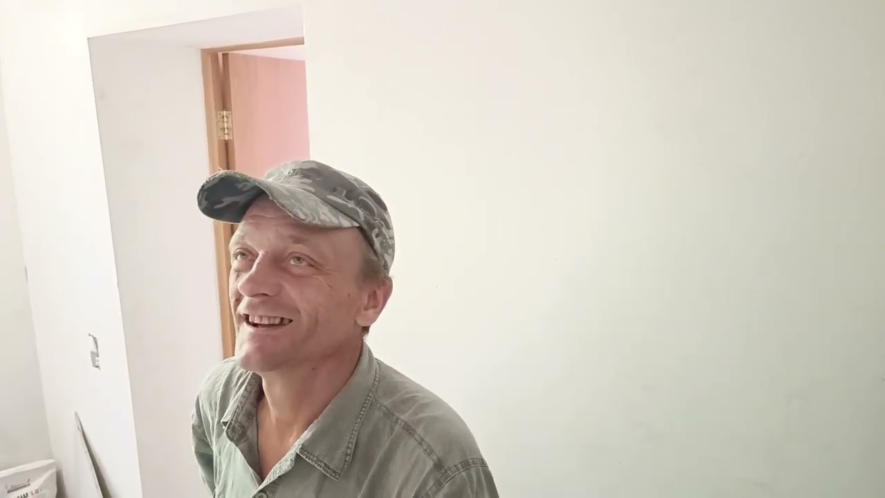 Отштукатурили все стены. Наводим порядок во дворе. Видео от родителей. Построили печь сушилки.