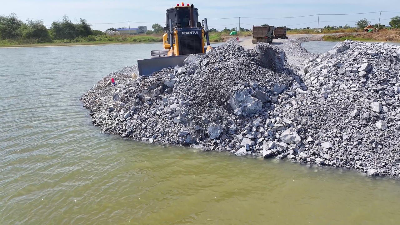 Amazing Job!!DumpTruck 25TON Trasport Rock Filling Into Water And BullDozer SHANTUI C3 Push Rock