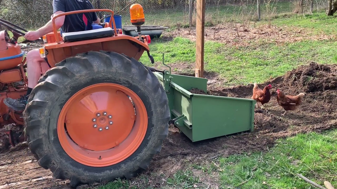 Renault D30 mit Häckcontener versuch zu planieren!