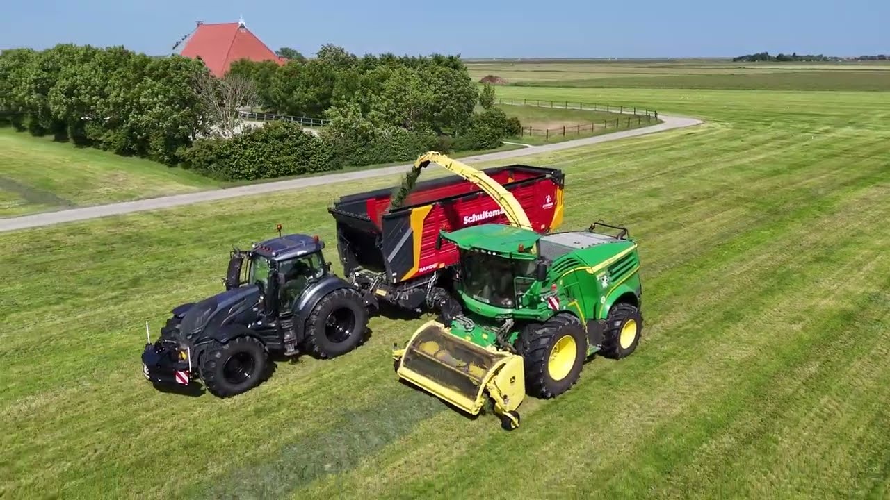 Melkveehouderij Politiek Engwier, aan het maaien & gras hakselen