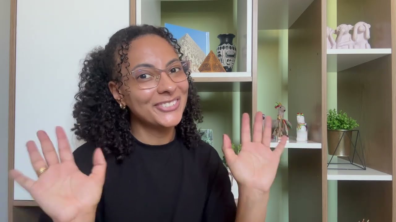 Organizando a estante e relembrando as histórias das lembranças de viagens