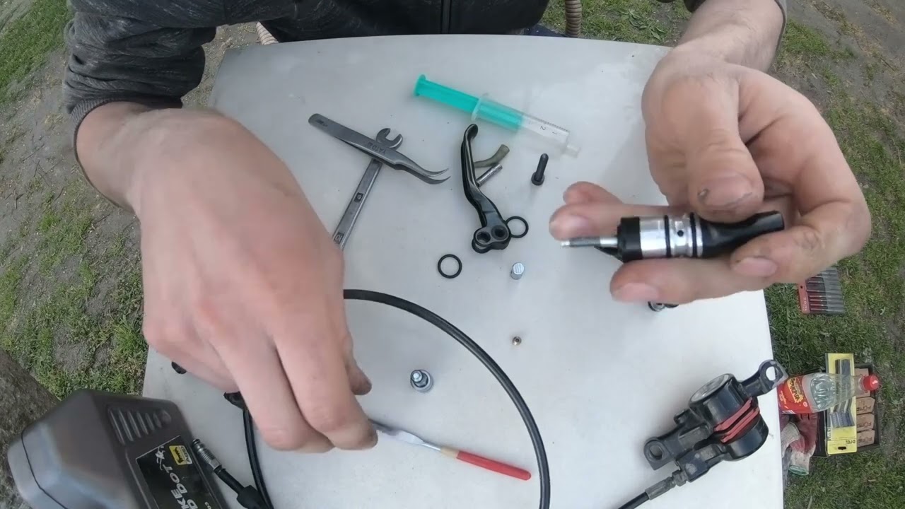 Assembly bicycle brakes Formula C1 (DOT 4) leak problem solved (inside look)
