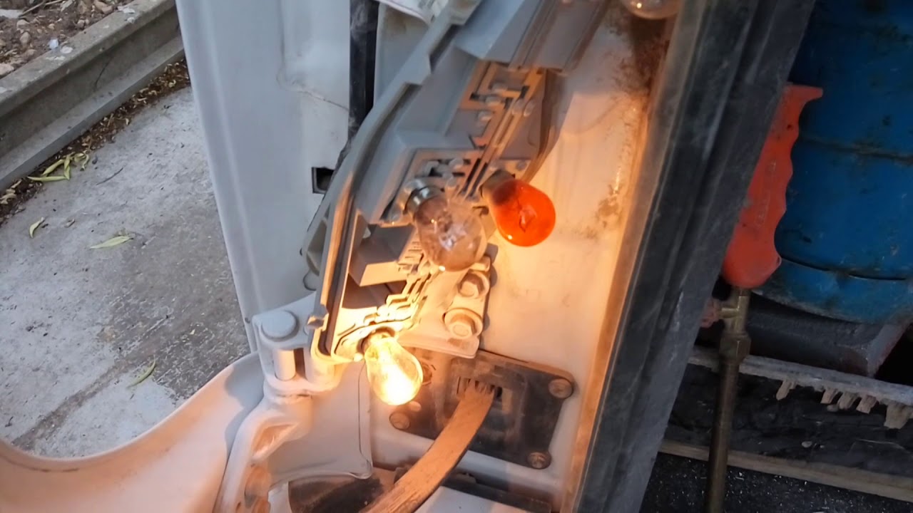 PEUGEOT PARTNER: Quitar faro trasero y cambio de bombilla de freno y posición