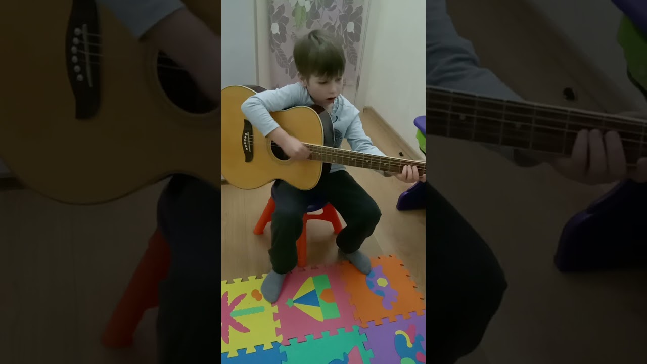 Ваня играет на гитаре