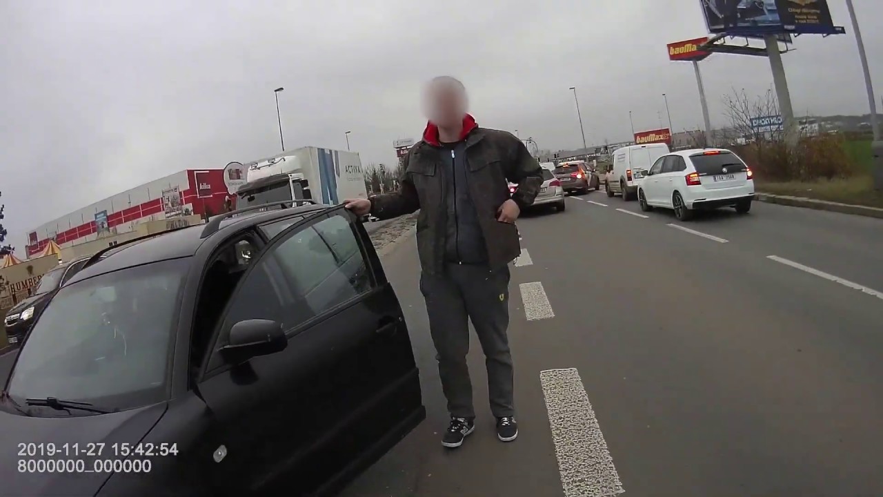 OPIL&Yacute; ŘIDIČ JEL V LETŇANECH PROTISMĚREM