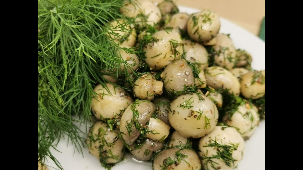 Knackige Champignons in k&ouml;stlicher Marinade eingelegt. Knackig und fantastisch lecker!