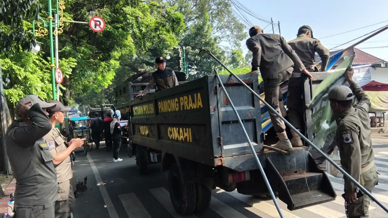 Kegiatan Operasi Penertiban Sepanduk di wilayah Kota Cimahi, Juli 2025