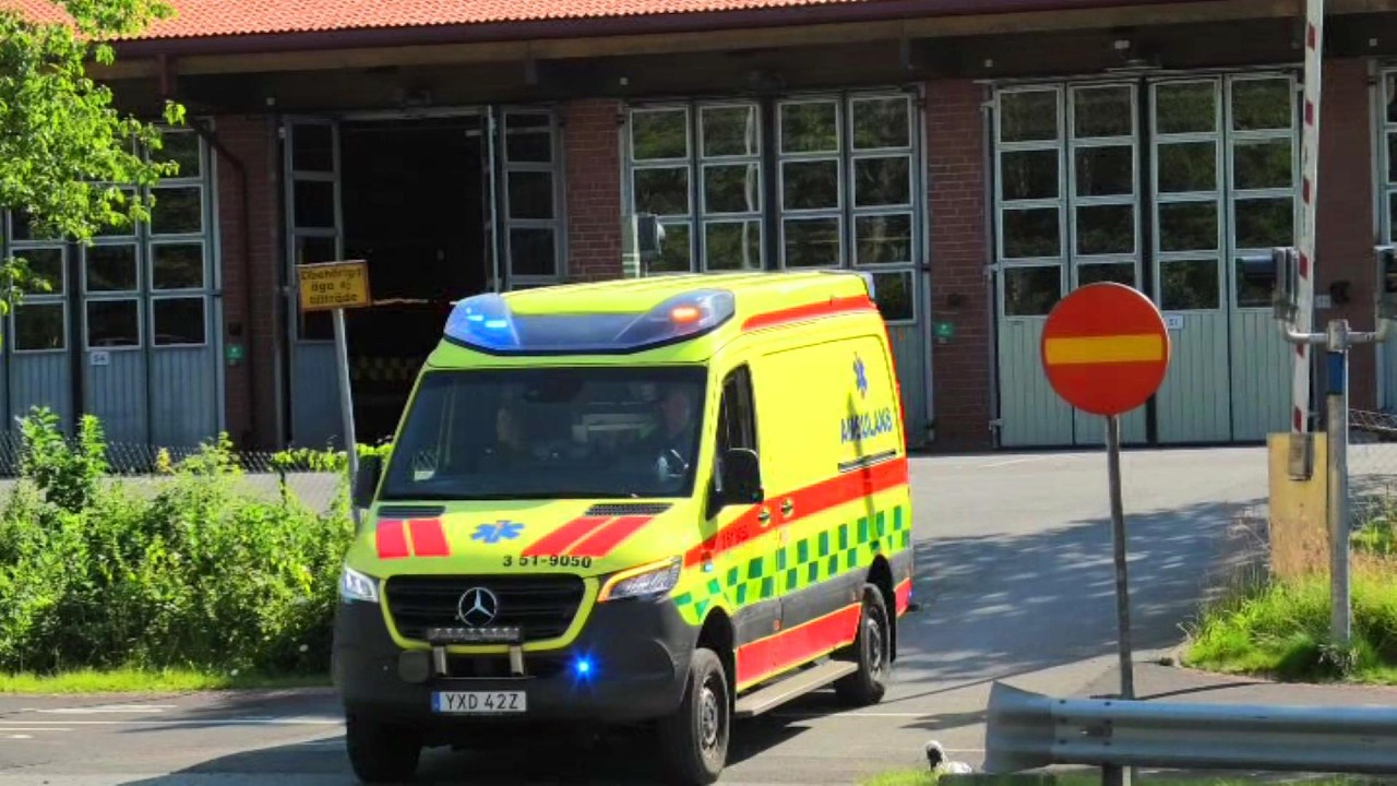 ST.ANGERED AMBULANS (9050) västra götalandsregionen i utryckning rettungswagen auf Einsatzfahrt