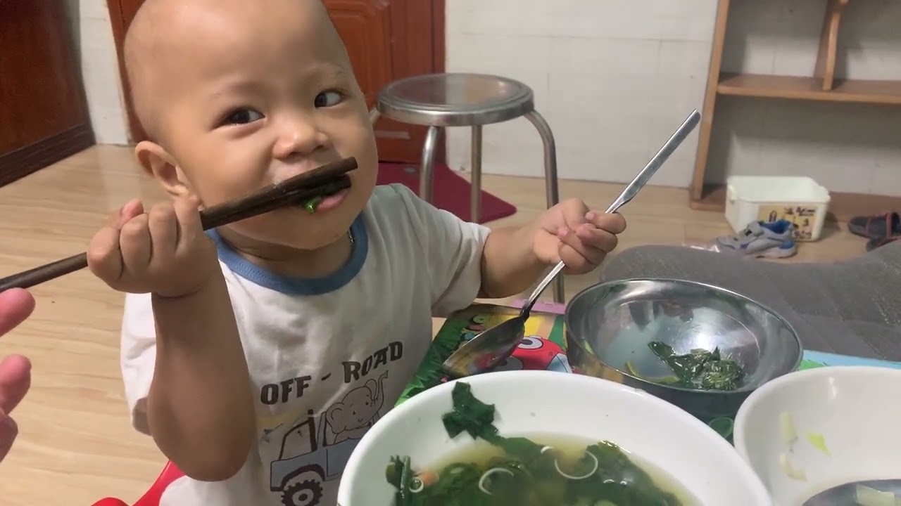 Tập ăn đũa cho bé