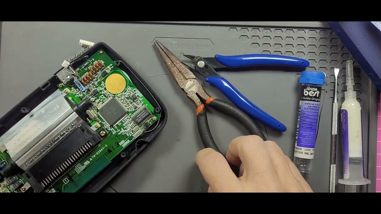 Sega Game Gear sem vídeo: troca dos capacitores da placa mãe.