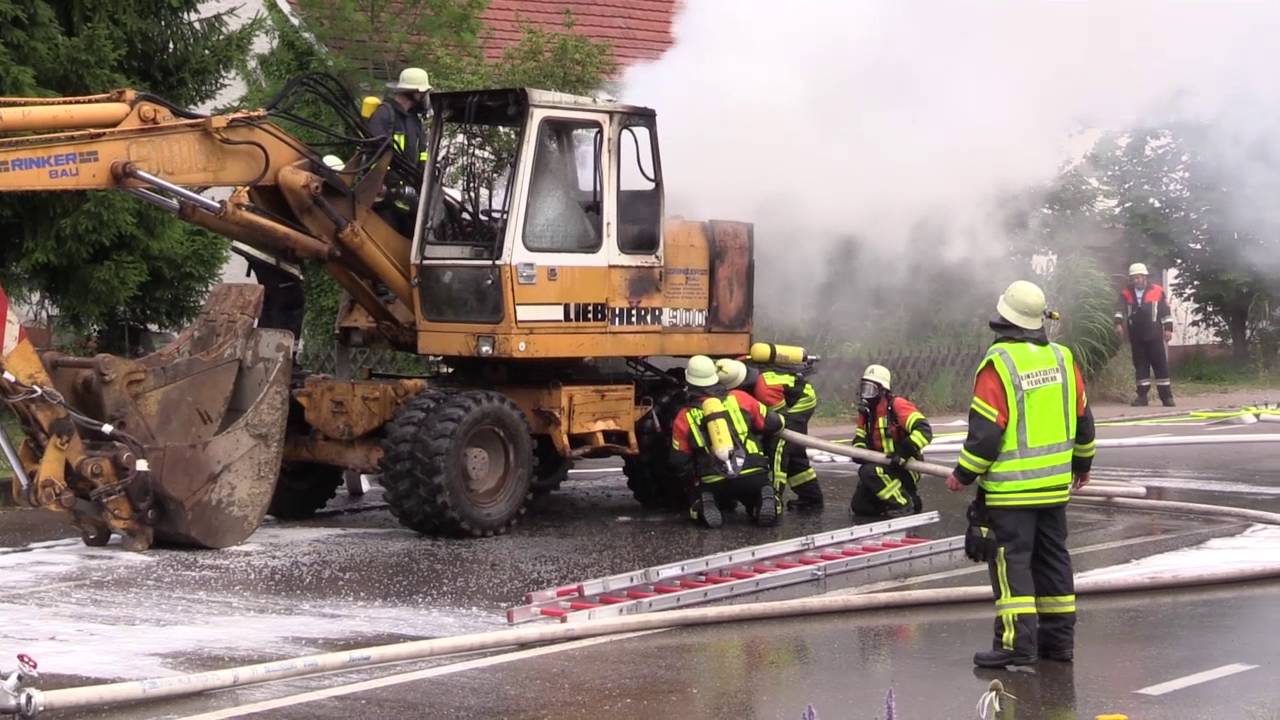 Kreis Neu-Ulm: Bagger in Bellenberg fängt Feuer