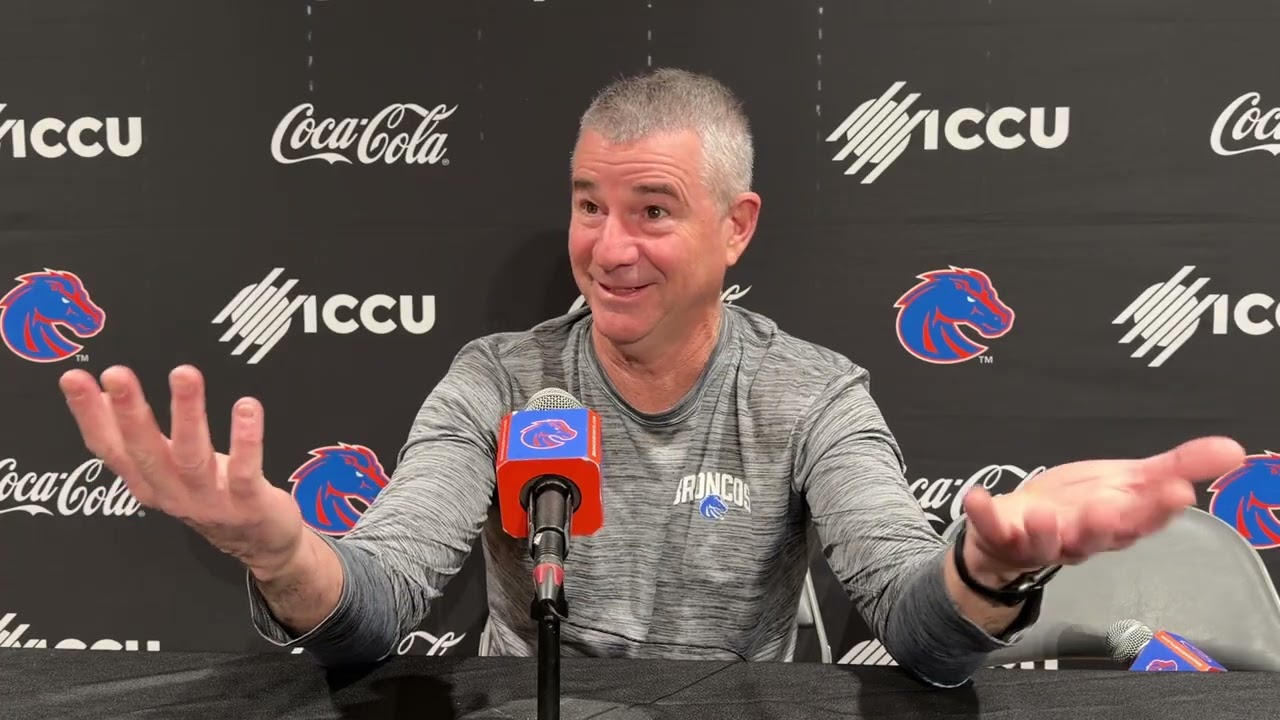 Главный тренер команды Boise State Леон Райс беседует перед выездной игрой против команды Utah St...