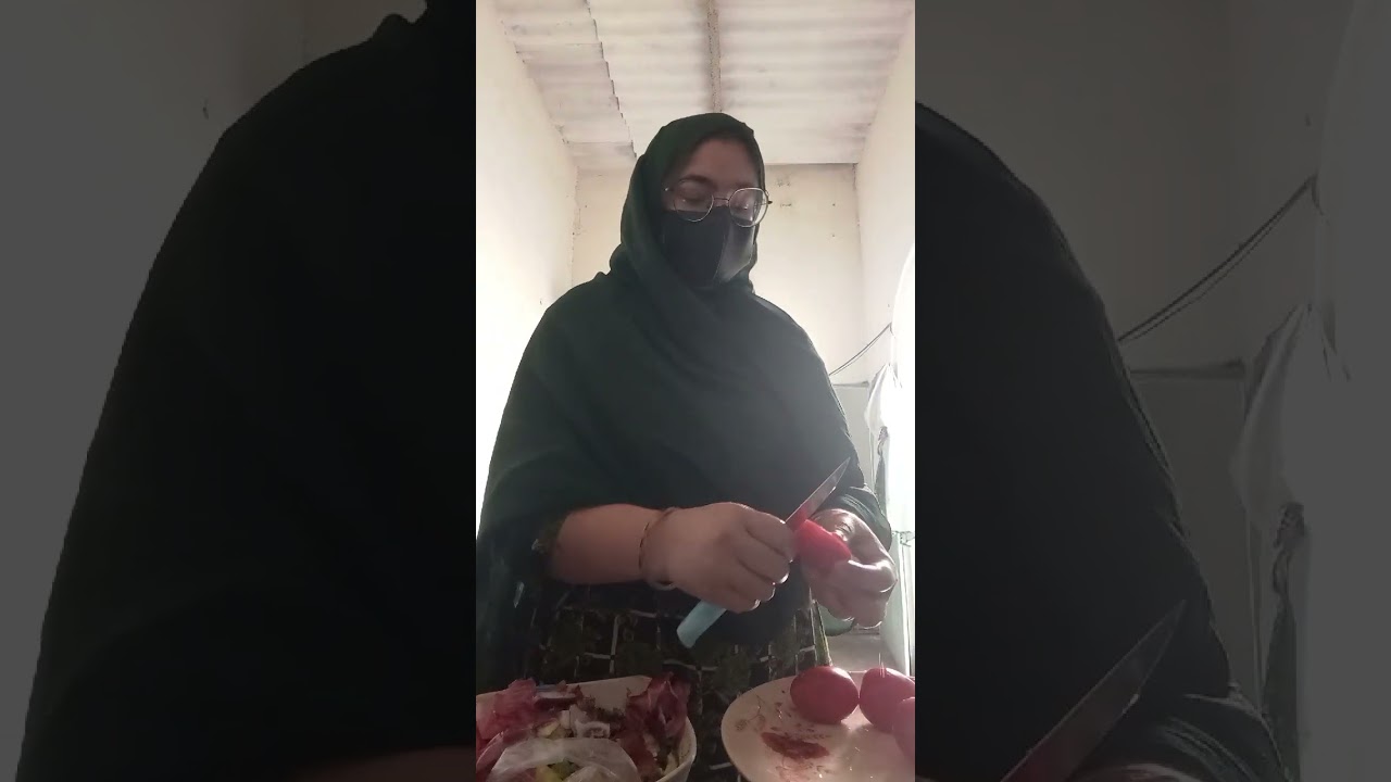 Karela ka salan#familyvideos #karela #pakistanivlooggers #cooking food#pakistanivlooggers 