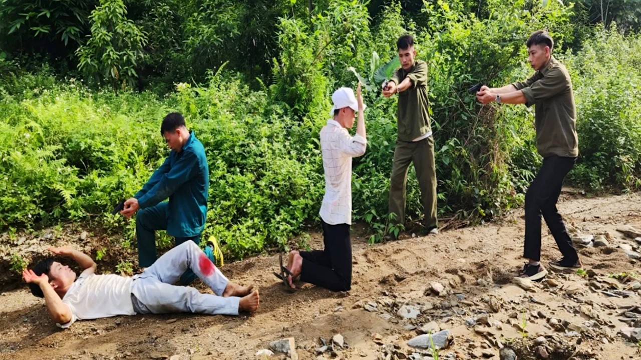 The police officers spent 120 sleepless hours determined to apprehend the two fugitives.