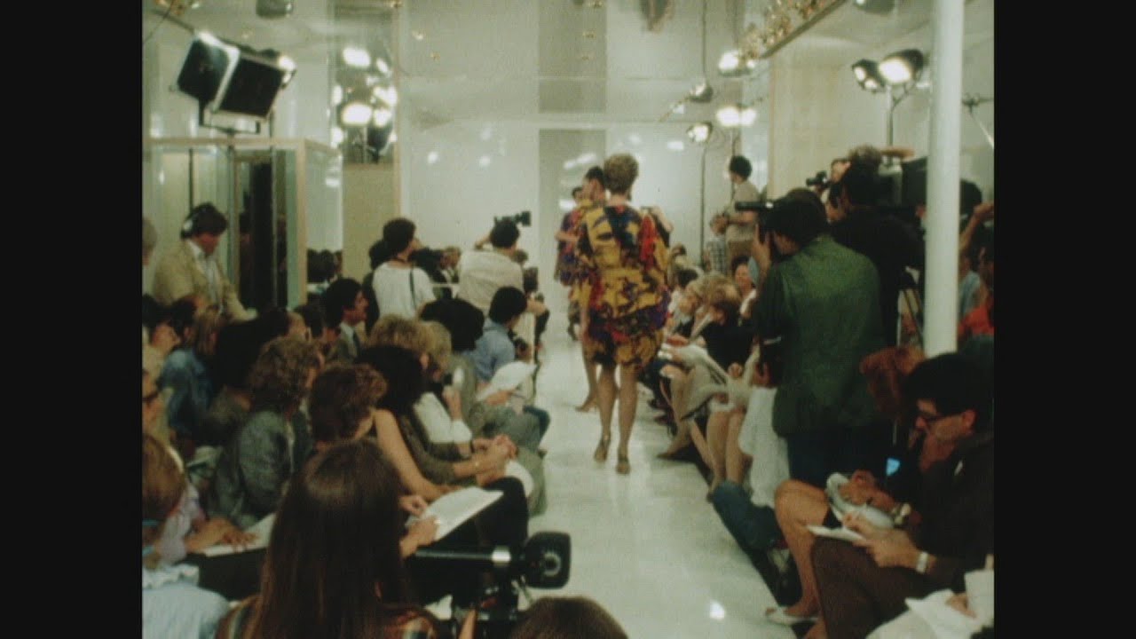 SYND 04 08 1982 AUTUMN-WINTER COLLECTIONS PRESENTED AT FASHION SHOWS IN PARIS