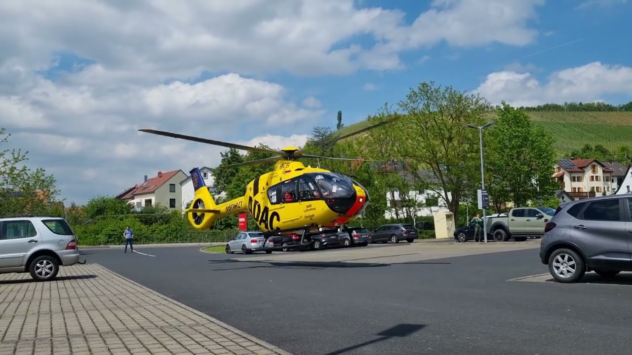 Helikopter ADAC Luftrettung Christoph 18  D-HXCB H135 AIRBUS Notarzt beim Penny Randersacker startet