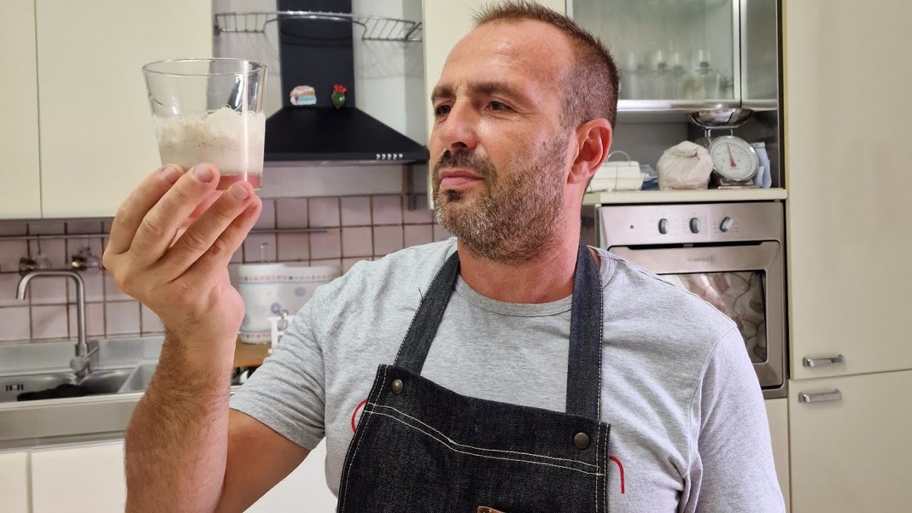 Lievito madre fatto in casa con sola acqua e farina.Ricetta spettacolare