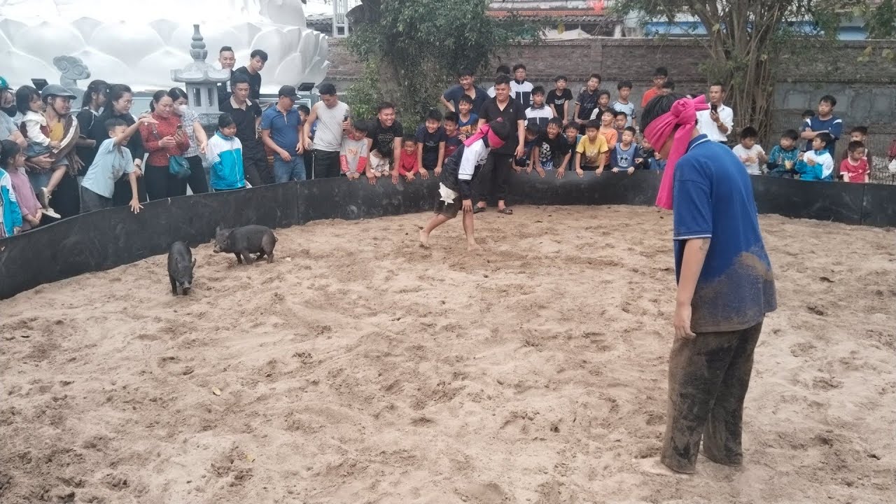 CÁC TRAI LÀNG THAM GIA TRÒ CHƠI BỊT MẮT BẮT LỢN Ở LỄ HỘI LÀNG HOÀNH LỘ-HOÀNH SƠN-GIAO THỦY-NAM ĐỊNH 