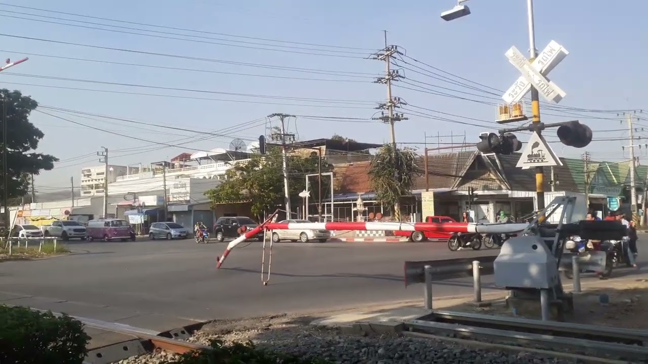 รถไฟไทย ขบวน 259 ธนบุรี-น้ำตก เข้าสถานีเวลา 16.20น.รถตู้ทึบชนคานหัก