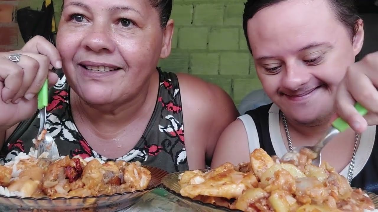 COMENDO NOSSO ALMOÇO DE SEXTA-FEIRA DELICIOSO VAMOS ALMOÇAR GENTE 