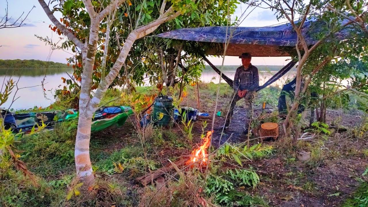 Acampamento de caiaque em um lugar de vista privilegiada para o lago