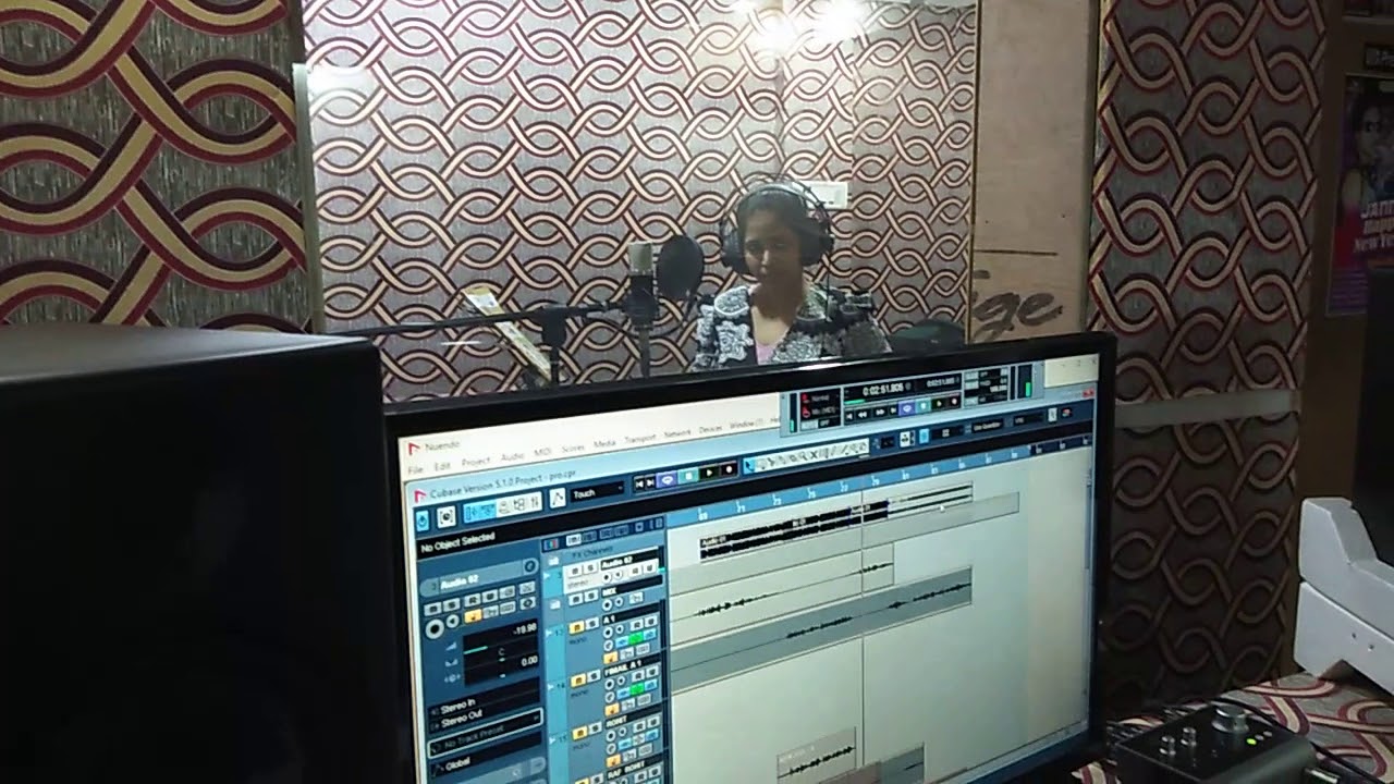 Singer abhilasa Prasad ji recording krte studio RHR Mumbai me(1)