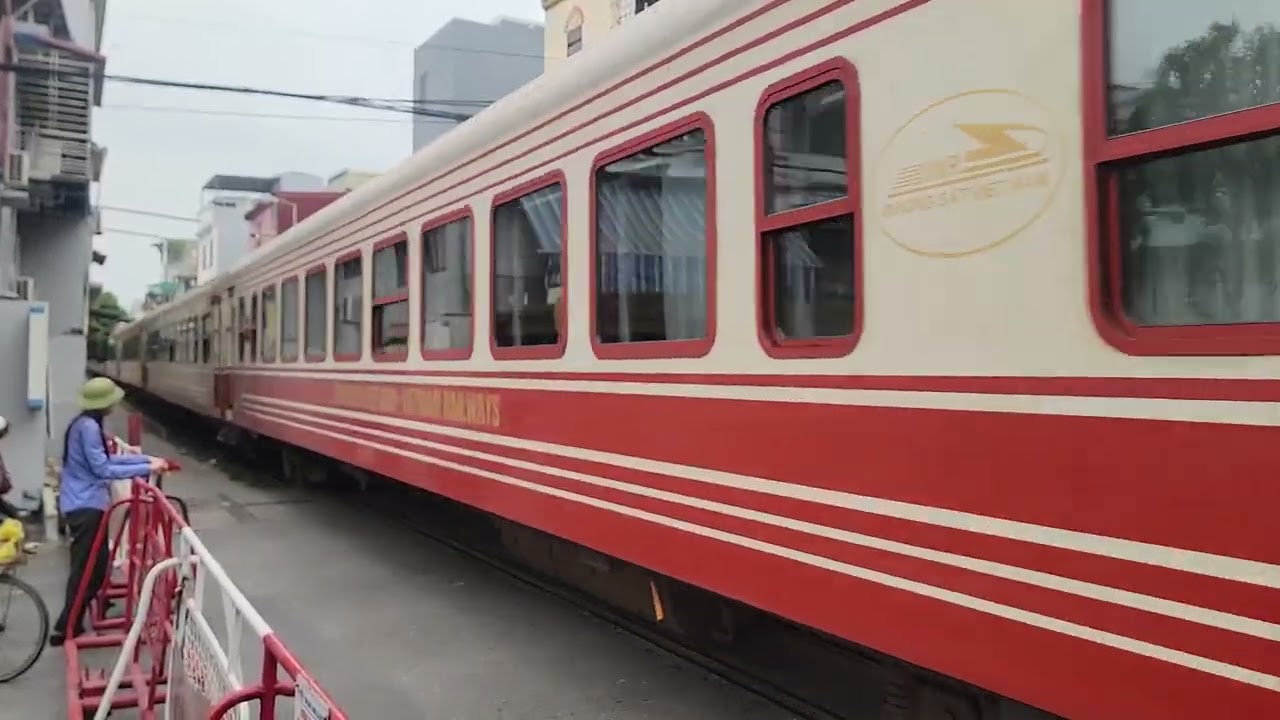 D12E 655 @BusAndTrainArchives (DEV 736) kéo tàu LP8 qua chắn Trần Nguyên Hãn (20/3/2026)