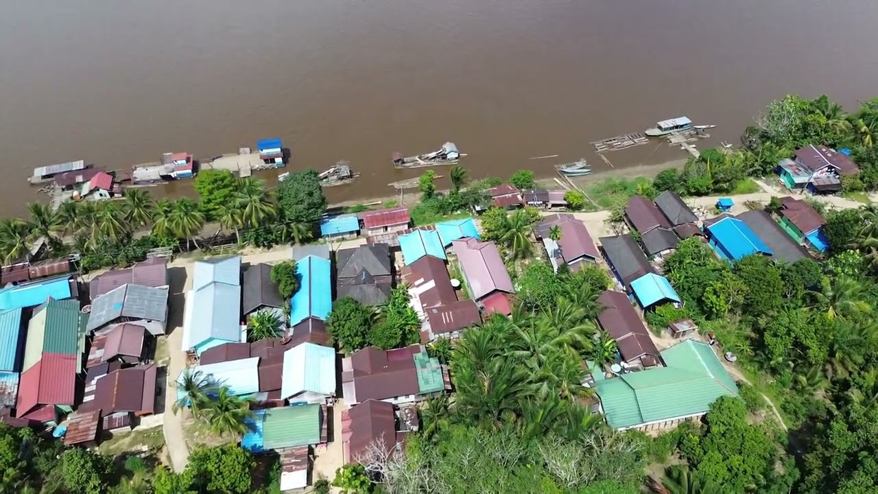 Jejak Kehidupan di Bantaran Sungai Barito dari Udara